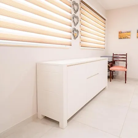 아파트 4br With Wifi, Ac And Comfy Beds By 360 Estates Għajnsielem